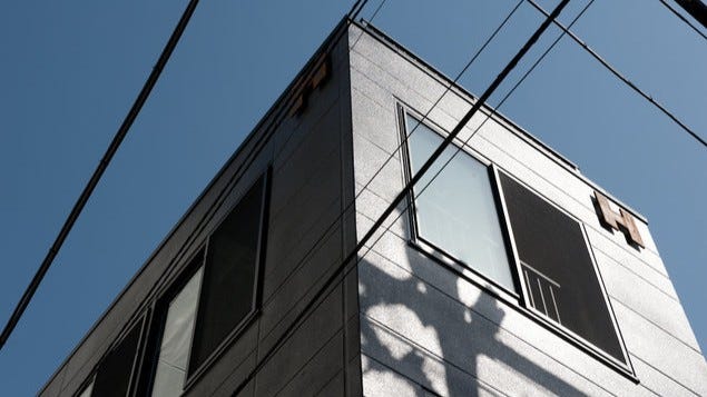 重量鉄骨の狭小住宅 (狭小敷地であるにも関わらず、駐車場を２台確保した重量鉄骨
３階建てのローコスト建築。
施主支給等のローコスト手法と、極限まで無駄をそぎ落とした
設計により誕生した。
しかし、内部空間は、ロフトや吹き抜けがあり、生活の不便さ
を全く感じない、ゆとりのある空間構成となっている。)