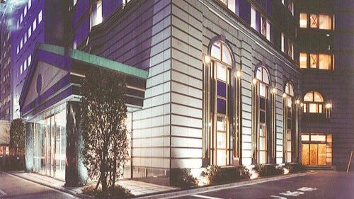 クラシックモダン (限りなく本物に近い石積みの重厚感を再現するために、厚さ６０ミリの花崗岩を、手磨きにより製作し、外装として使用した。
クラシックモダンの外観は、街のシンボルになっている。)