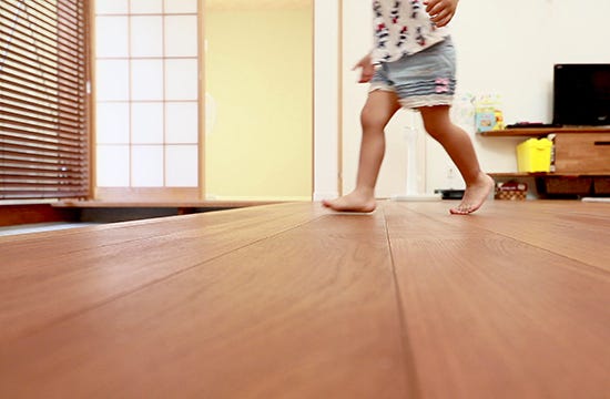 人によって快適と感じる温度にも違いはありますし、男女の平均体温も違うことから体感温度が異なるものです。暖房や冷房温度で夫婦喧嘩になるというのも体のメカニズムからしょうがないことなのです。では誰もが快適に感じる「優しいあたたかさ」とはどんなものでしょうか？
それは、床、壁、天井の表面温度と室内の空気温度が快適な同温度になっている状態。そのためには、高性能な断熱材と床材等に隙間がないこと。冬でも子どもが裸足で歩けるあたたかさ、が理想です。