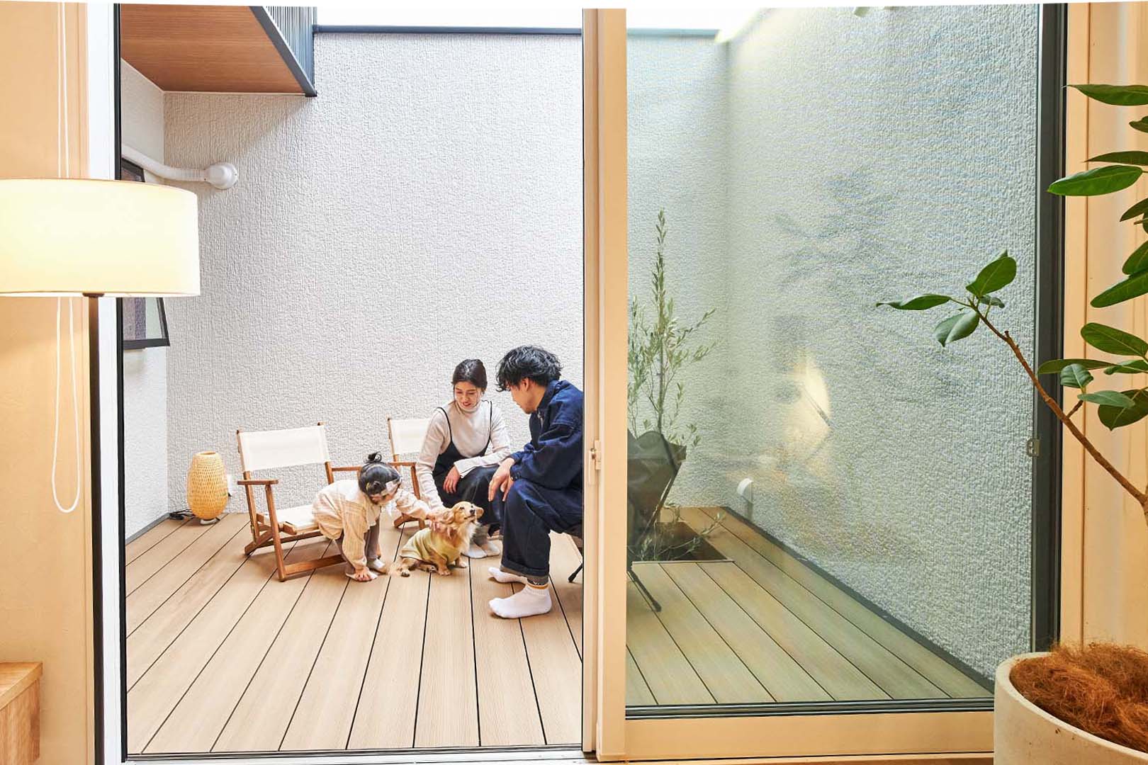 ロの字型とは、中庭の四方を建物で囲んだ間取りをいいます。
ロの字型の中庭は、建物のほぼ中心にあるため外部から全く見えない空間です。
外部の視線を気にせず、プライベートな空間を存分に楽しみたい家族にはおすすめの中庭です。

中庭でバーベキューを楽しんだり、子供やペットと遊んだりと自由に活用できるスペースにもなります。
日陰になりがちな立地条件であっても、四方から採光が取れるメリットがあるので、室内に明るさを保つことができます。

コの字型と比較すると四方を囲んでしまうため、設計が複雑になり間取りの自由度が制限されるデメリットもあるので設計士との相談が重要です。
