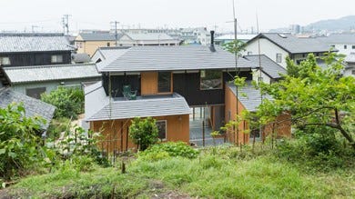 おかやまのいえ（リノベーション） (里山と住宅地との境に建つ築63 年の住宅を、周辺と繋がる暮らし方も含めて孫が住み継ぐ家としてリノベーションしました。縁側や土間のような内外が繋がるスペースを家の中心に据え、自然や人を積極的に招き入れます。
２層分の「母屋」とその周囲の「下屋」から成る構造を顕在化し、下屋の一部を減築、残った下屋の壁で母屋の水平耐力を負担することで、中央の母屋部分を直接外部に繋がる開放的な場としています。
家の中心にある土間が季節に応じた住まい環境をつくっています。)