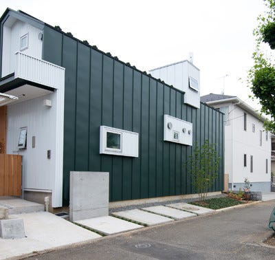 神奈川県海老名市。宅地開発された整形な住宅地が建ち並ぶ一帯で、幹線道路に面する。