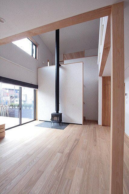 質の高い家・建築づくりのために

設計事務所はそれぞれの事務所ごとに設計者としてこだわる内容や得意とする分野などが異なるものです。
デザイン志向の強い事務所、ニーズに対して実直な事務所、特定の工法や建材、設備に特化する事務所等。

プロの設計者は、建て主の方のご要望に応えると共に、それ以上の機能、性能、空間性等を有する建築を提供することが基本的な役割だと考えています。


建て主の方のニーズ、デザイン、建築の耐久性、コストコントロール、現場（品質）の監理といった
建築に求められるさまざまな要求にバランスよく応えた提案、技術提供、サポートを行うこと
これらに加えて、こちらの事務所では
シンプルでありながらも暖かみを感じる、機能や性能面で合理的で快適に過ごすことができる建築、
ナチュラルで自然素材を活かした総合的・永続的な観点で質の高い建築をつくること
を意図しながら設計活動を行っています。

建物は、立地条件がそれぞれに異なり、建て主の方のニーズも十人十色ですので、本来ひとつとして同じようなモノにはなり得ないものです。
敷地条件や建て主さんの生活スタイルや要望を充分に理解し、長期的な視点から建て主さんや社会に寄与する建築をつくっていきたいと考えています。