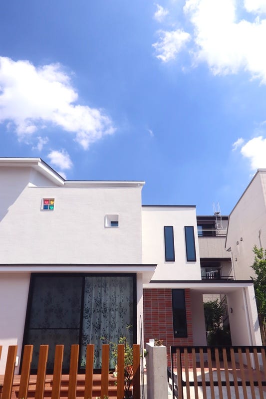杉並の家（Ⅱ） (杉並区内の住宅地に建つ家で、南が道路に面する陽当たりの良い敷地に、
親子３世代が暮らす同居型２世帯住宅です。

１階はリビングダイニング・キッチン、水廻りと物品庫と親世帯の生活の場。
２階は子世帯の生活の場ですが、各人の個室の他、
在宅ワーク用の仕事場や仕事の合間の休憩スペースを設けている住まいです。

自然素材を活かした健康に優しい家、機能性、各種の性能が高い家。
‘同居型であってもそれぞれの世帯間のプライバシーが保たれる家。’
そして、１階には家庭菜園用の庭、２階にはルーフテラスの設置。
といったご要望を受けた住宅です。
１階は機能的な動線計画とするために’回遊型のプラン’とすると共に、
南庭の他に北庭・東庭を設けることにより採光と通風がよいプランを提案。
（回遊型プラン＝ひとまわりできる家は、機能的・合理的な計画として採用することが多い設計手法です）
２階は’プライバシーに配慮したルーフテラスを中心’に各室がつながるプランを提案。
これらの方向性を気に入って頂いて設計を進めたものです。
床や造作材はオークやウォールナット、米栂材、その他仕上材は石、タイル、
レンガ、漆喰、再生紙、自然塗料といった自然素材を多く使用した家です。

他の家と同様、既製品や石油化学製品の使用を極力少なくすることで
「これからの長い月日を共に過ごすことができる味わいと暖かみのある建築」
となることを期待した住まいです。)