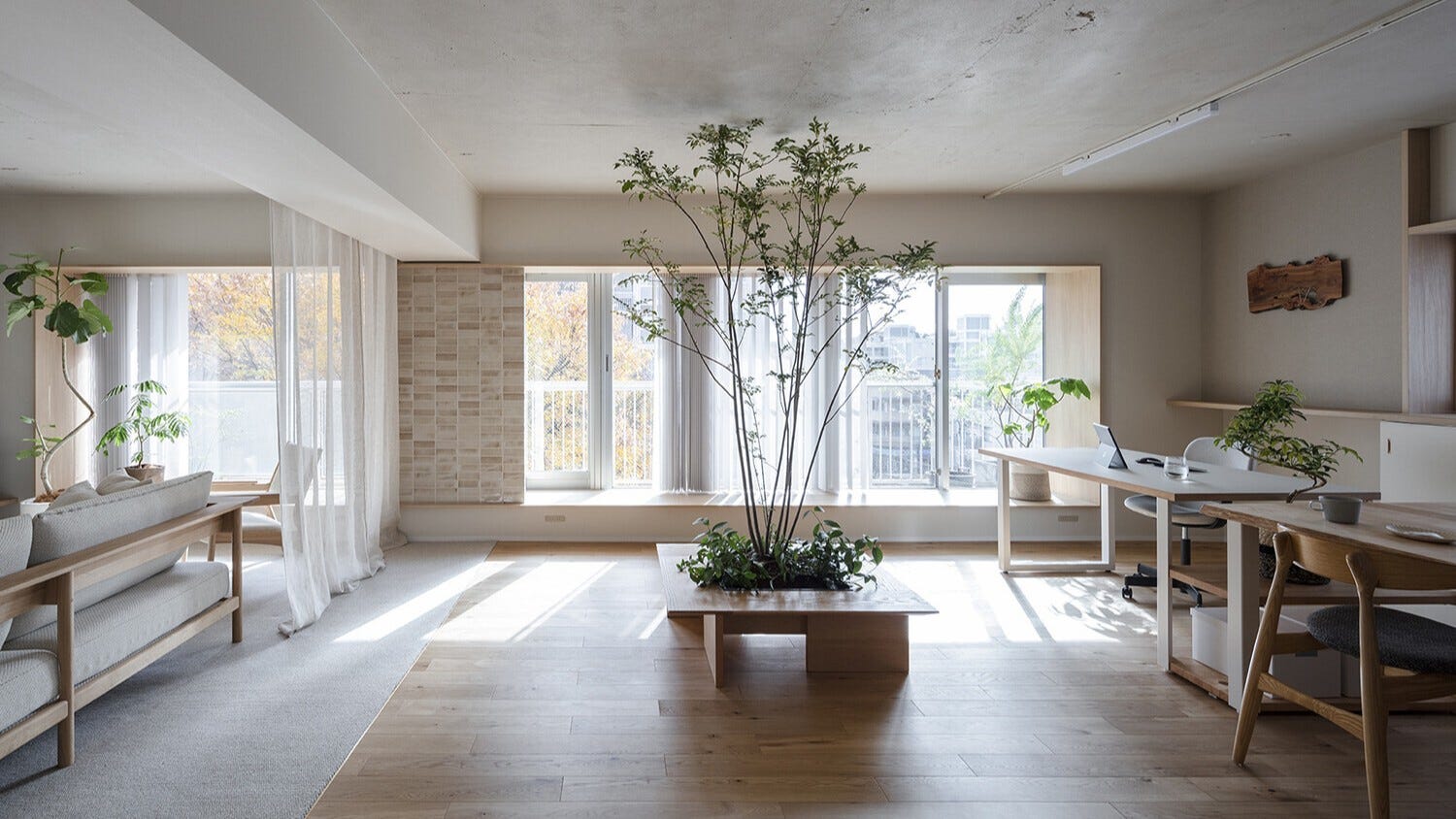 和みのある家【建築家自邸】 (約35畳ある広がりのあるリビングは平日使用する椅子座の空間と休日利用する床座の空間の２つで構成しています。共働き子育て世帯の平日は家族が団らんする時間が短いためリビングにようにゆったりと過ごせるダイニングを計画しています。在宅勤務時にはデスクとしても使用できる長さ3.5mのダイニングテーブルを配置し、宿題をしている子供を見守りながら料理のできるキッチンを隣接させています。限られた時間でもリラックスできる居室のようなバスルームやたっぷり入る収納部屋も計画しています。柔らかい表情を作ることのできる自然素材で設えた各部屋で家族が和める空間を目指しています。)